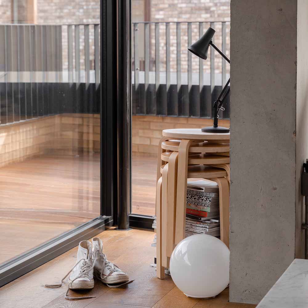 90-mini-mini-desk-lamp-carbon-black_4924.LS.SQ.W.S1.UK.3