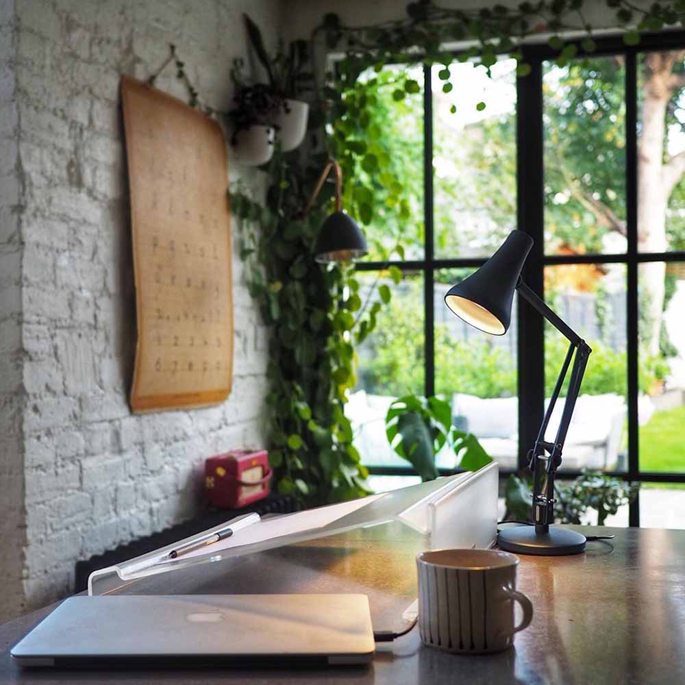 90-mini-mini-desk-lamp-carbon-black_4924.LS.SQ.W.S1.UK.4