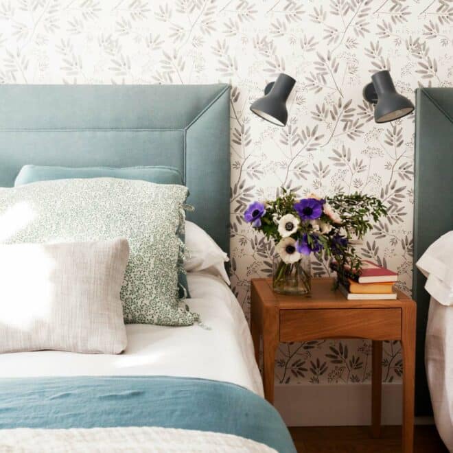 Dormitorio-de-invitados.-Detalle-cabecero-con-mesita-web