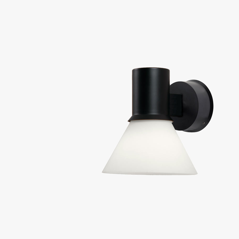 type-80-w4-wall-light-matte-black_ang_3624.CT.SQ.W.T1.OB.UK